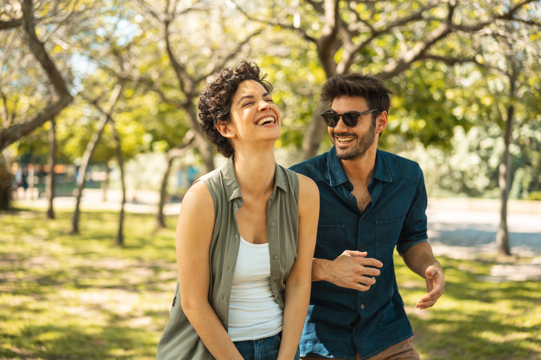 Pareja alegre interactuando al aire libre