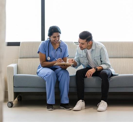 Doctora orientando a un hombre sobre el riesgo del VPH en hombres 